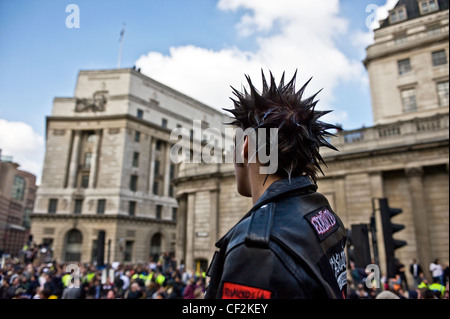 Ein Demonstrant mit einer Punk-Frisur und trägt eine Lederjacke bei der G20-Demonstration in der City of London. Stockfoto