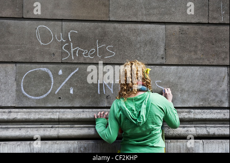 Demonstrant scrawling Graffiti an der Wand von der Bank of England auf der G20-Demonstration in der City of London. Stockfoto