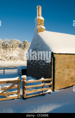 Die Giebelseite des Sands Shiel auf dem Fluss Tweed bedeckt von einem Winter Schneefall. Stockfoto