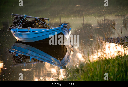 Ein kleines Fischerboot bei Canny Fischerei Norham Bootshaus. Stockfoto