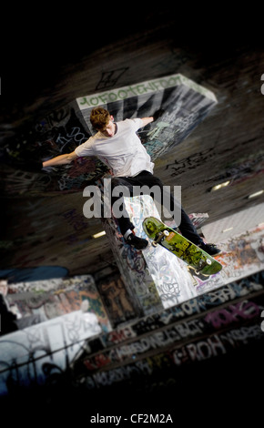 Ein Skateboarder einen Stunt in der Unterkirche am Südufer durchführen. Stockfoto