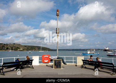 Jugendliche sitzen am Ende des Prince Of Wales Pier in Falmouth. Falmouth und in der Nähe von Carrick Roads Form der dritten tiefste n Stockfoto