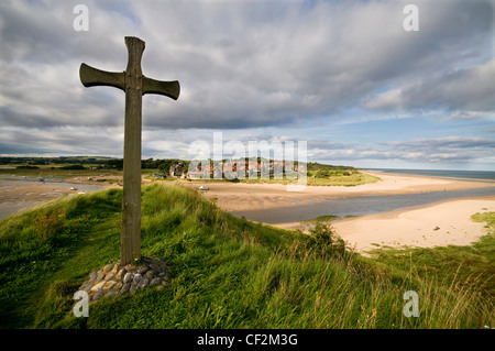 Ein Kreuz auf St Cuthberts Hügel mit Blick auf die kleine Küstenstadt Alnmouth an der Mündung des Flusses Aln auf der Nord-Ost-co Stockfoto