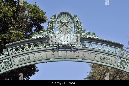 Sather Gate an der University of California, Berkeley - zeigt das Hochschulsystem Motto "Fiat Lux" Stockfoto