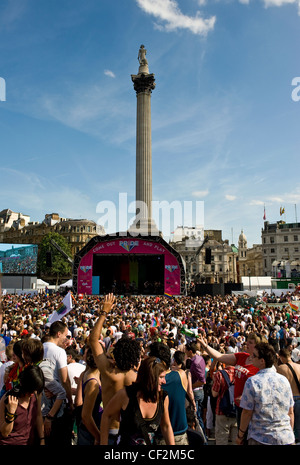 Große Schar von Menschen genießen eine Party-Atmosphäre bei einem Konzert auf dem Trafalgar Square im Rahmen des London Pride Parade. Stockfoto