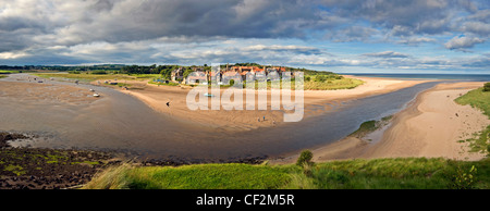 Einen Panoramablick auf die kleine Küstenstadt von Alnmouth an der Mündung des Flusses Aln auf der Küste von Nordostengland. Stockfoto