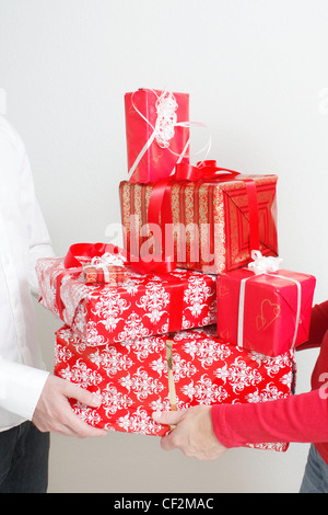 Ein Mann ein Weihnachtsgeschenk für eine Frau Stockfoto