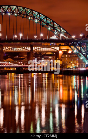 Blick auf den berühmten Tyne Brücken überspannt den Fluss Tyne, Newcastle Upon Tyne auf der Nordseite mit Gateshead link Abend Stockfoto