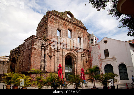 Ruinen von El Arco Chato & Kirche von Santo Domingo / Iglesia de Santo Domingo in Panama City, Panama, Mittelamerika Stockfoto