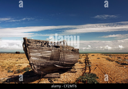 Eine verlassene hölzerne Fischerboot gestrandet auf dem Kiesstrand bei Dungeness. Stockfoto