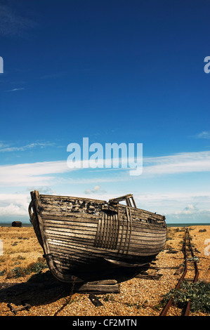 Eine verlassene hölzerne Fischerboot gestrandet auf dem Kiesstrand bei Dungeness. Stockfoto