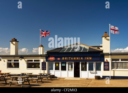 Union und englische Flagge außerhalb der Britannia Inn Gasthaus in Dungeness. Stockfoto