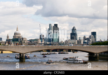 Verschiedenen Segeln Handwerk Unterquerung Waterloo Bridge über die Themse. Stockfoto