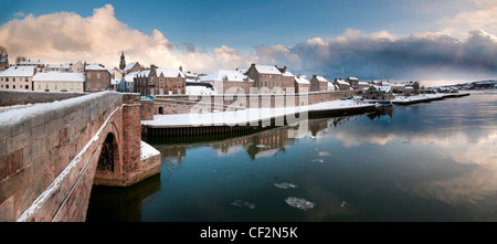 Schnee bedeckt die Stadt des Berwick-upon-Tweed, betrachtet von Berwick Brücke, auch bekannt als die alte Brücke, eine Note, die ich aufgelistet Stein Br Stockfoto