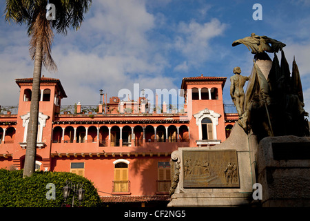 Denkmal für Simon Bolivar und Hotel Kolumbien in der Altstadt, Casco Viejo, Panama City, Panama, Mittelamerika Stockfoto