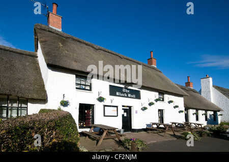 Der Black Bull Pub in Etal nahe der schottischen Grenze, strohgedeckten die nördlichste Kneipe in England und der einzige reetgedeckten Pub in Stockfoto