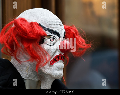 Eine erschreckende Clownsmaske an einem Dummy. Stockfoto