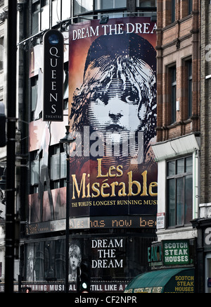 Ein großes Banner in Les Miserables auf der Außenseite des Queens Theatre in Shaftesbury Avenue. Stockfoto