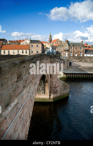 Die Stadt von Berwick-upon-Tweed, betrachtet von Berwick Brücke, auch bekannt als die alte Brücke, ein Denkmalschutz ich Steinbrücke gebaut, Wette Stockfoto