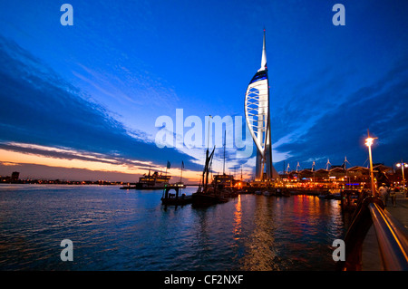 Einen frühen Abend Blick auf 170m hohen Spinnaker Tower in Gunwharf Quays in Portsmouth Harbour. Stockfoto