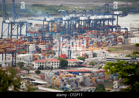 Container und Kräne im Hafen Puerto de Balboa, Panama City, Panama, Mittelamerika Stockfoto
