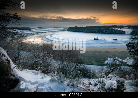 Der Fluss Tweed in Norham und Ladykirk Blick über die Grenze von England in Schottland. Das kleine Gebäude ist eines der Tw Stockfoto