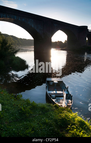 Ladykirk und Norham Brücke über den Fluss Tweed Ladykirk in Schottland mit Norham in England verbinden. Es ist eine späte Steinstraße Stockfoto