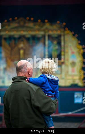 Ein Großvater und sein Enkel, der Blick auf eine Dampf-Orgel Audley End Steam Gala 2011. Stockfoto