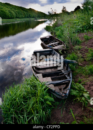 Alten Fischerboote am Ufer des Flusses Tweed. Stockfoto