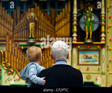 Ein Großvater und Enkel betrachten eine Dampf-Orgel Audley End Steam Gala 2011. Stockfoto