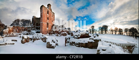 Schnee rund um die Ruinen der Norham Castle, eines der wichtigsten von den Grenzfestungen und am häufigsten angegriffen durch die Stockfoto