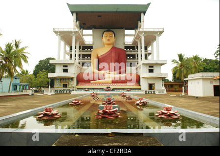 Buddha-Statue im buddhistischen Tempel, Veherahena, Sri Lanka Stockfoto