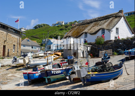 Angelboote/Fischerboote auf der Helling Sennen Cove in Cornwall ausgearbeitet. Stockfoto