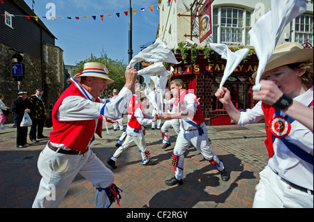 East Kent Morris Männer beim jährlichen fegt Festival in Rochester. Stockfoto