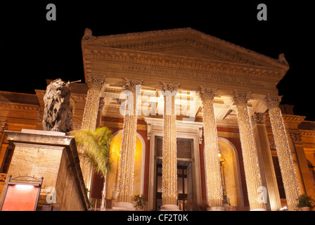 Das Teatro Massimo Vittorio Emanuele ist ein Opernhaus und Opera Company befindet sich auf der Piazza Verdi in Palermo, Sizilien. Es war Stockfoto