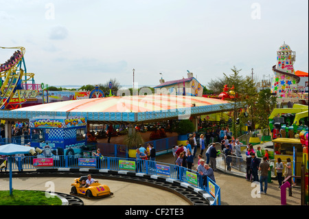 Vater und Sohn fahren rund um die Formel AI Kart-Rennstrecke bei Adventure Island in Southend-on-Sea. Stockfoto