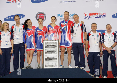 Sir Chis Hoy Victoria Pendleton Shane Sutton Jessica Varnish Laura Trott Team Sky GB im London Olympischen Velodrom 2012 Jess Vickie Stockfoto