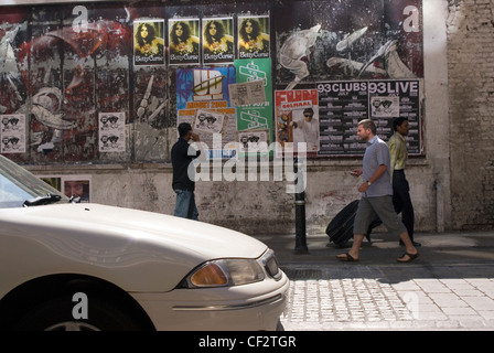 Poster an der Wand in Brick Lane. Brick Lane ist das Herz der Stadt Bangladeshi Gemeinschaft und als Banglatown bekannt geworden. Stockfoto