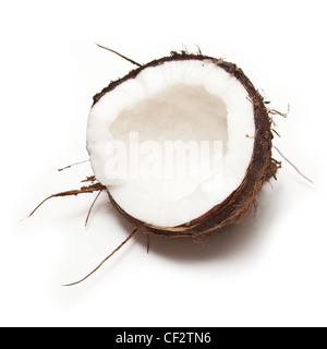 Kokosnuss halbiert und isoliert auf einem weißen Studio-Hintergrund. Stockfoto