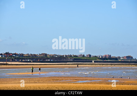 Menschen auf Margate Strand bei Ebbe. Stockfoto