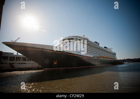 Die Disney Fantasy-Kreuzfahrtschiff ist die NY Kreuzfahrt-Terminal auf dem Hudson River in New York angedockt Stockfoto