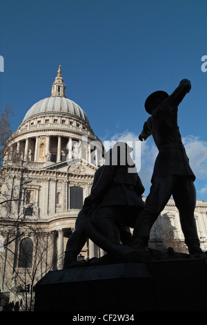 Das nationale Feuerwehr-Denkmal mit der Kuppel der St. Pauls Kathedrale hinter London. Stockfoto