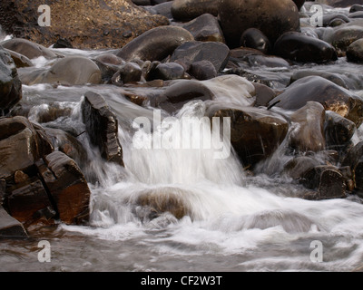 Wasser über die Felsen, Cornwall, UK Stockfoto