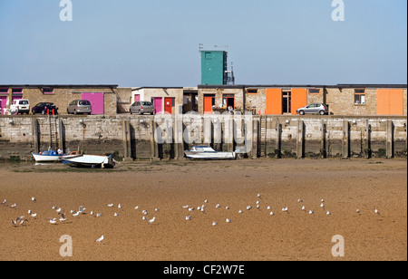 Kleine Boote am Strand von Margate Jetty, jetzt als einen verlorenen Pier nach Abriss des Piers nach Sturmschäden eingestuft. Stockfoto