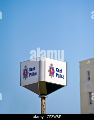 Kent Polizei Schild an einem Mast außerhalb einer Polizeistation. Stockfoto