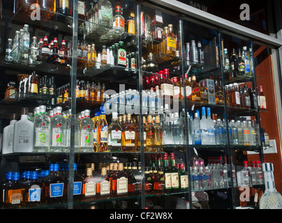 Eine Auswahl an Flaschen in das Fenster von einem Liquor Store in New York wird auf Dienstag, 28. Februar 2012 gesehen. (© Richard B. Levine) Stockfoto