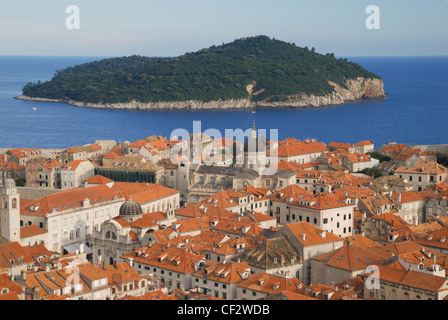 Ein Blick über die Dächer von Terrakotta von Dubrovnik mit der Insel Lokrum in der Ferne Stockfoto