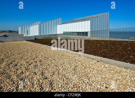 Grünfläche am Fort Hill mit Blick auf die Turner Contemporary Arts Galerie in Margate. Stockfoto
