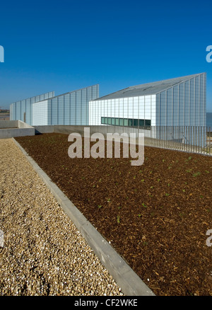 Grünfläche am Fort Hill mit Blick auf die Turner Contemporary Arts Galerie in Margate. Stockfoto