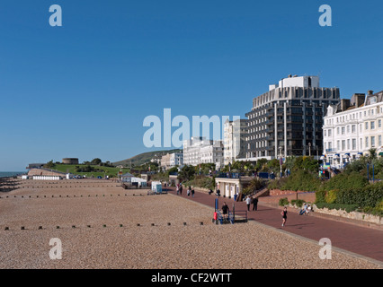 Strand, Promenade und Strand, mit Blick auf The wünschen Tower, Eastbourne, East Sussex, England Stockfoto